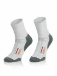 A PERFORMANCE OUTDOOR Drytex Comfort szürke technikai túrazokni dupla packshot képe, prémium minőségű trekking zokni rugalmas illeszkedéssel, kopásálló anyagból és kiváló szellőzéssel. Megbízható társ túrázáshoz, hegymászáshoz, természetjáráshoz és minden szabadtéri kalandhoz.
