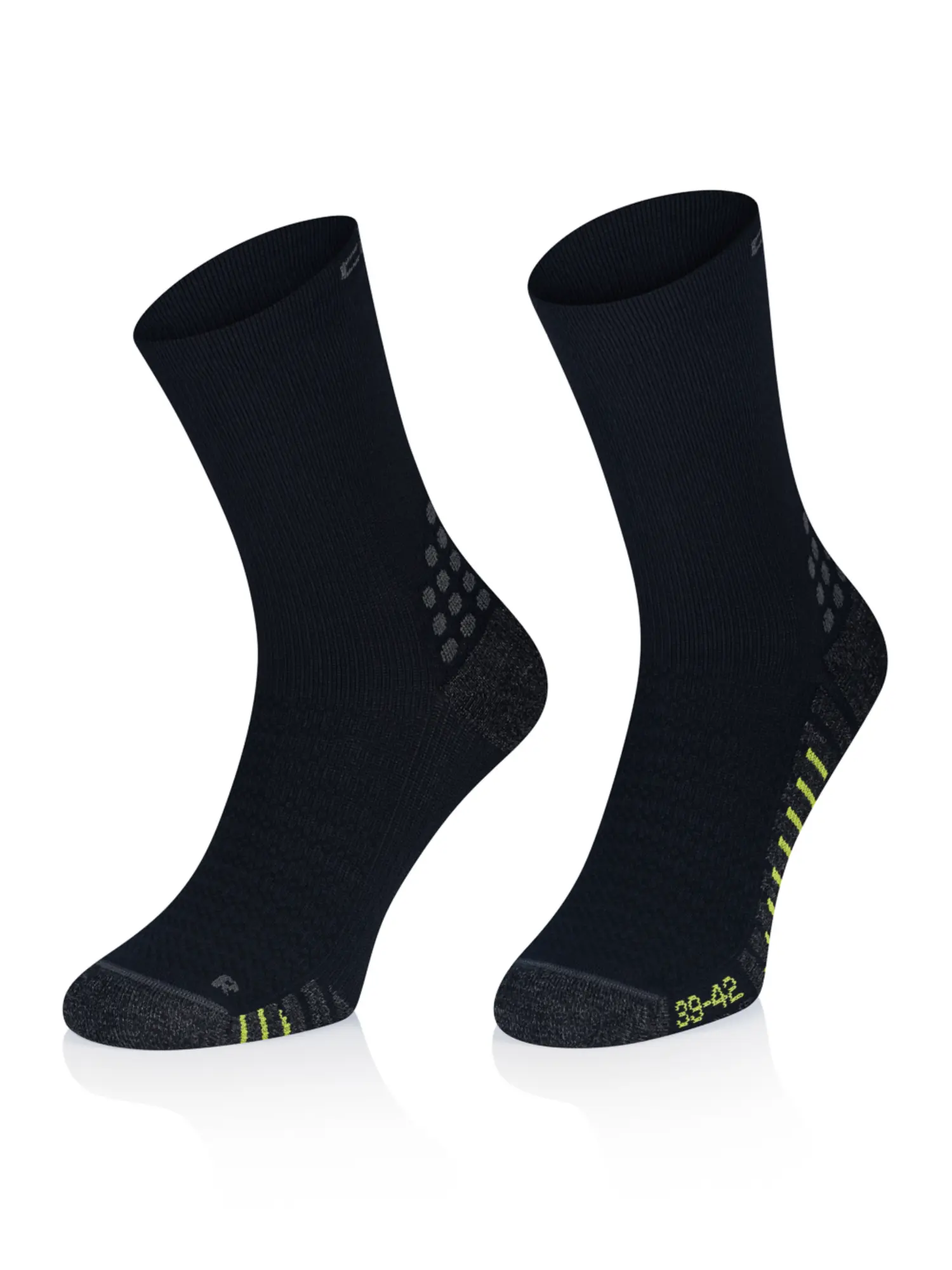 TRAIL RUNNING Polycolon terepfutó zokni – Fekete 5 Két darab fekete TRAIL RUNNING Polycolon terepfutó zokni, kopásálló és párnázott technikai futózokni Polycolon szálakkal, amely egész évben kényelmes viselet, különösen nyári terepfutásokhoz és hosszabb edzésekhez.