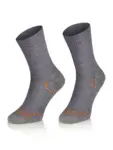 ALPACA OUTDOOR szürke merinó és alpaka gyapjú túrazokni elöl- és hátulnézetben. Prémium outdoor zokni kiváló hőszigeteléssel, természetes nedvességelvezetéssel és hosszú élettartammal, ideális túrázáshoz és aktív szabadtéri használatra.