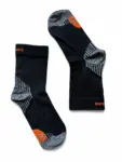RUN COMPRESSION Kompressziós futózokni +ezüstion – Fekete 11 COMODO RUN COMPRESSION fekete kompressziós sportzokni felülnézetből, stabil tartással futáshoz