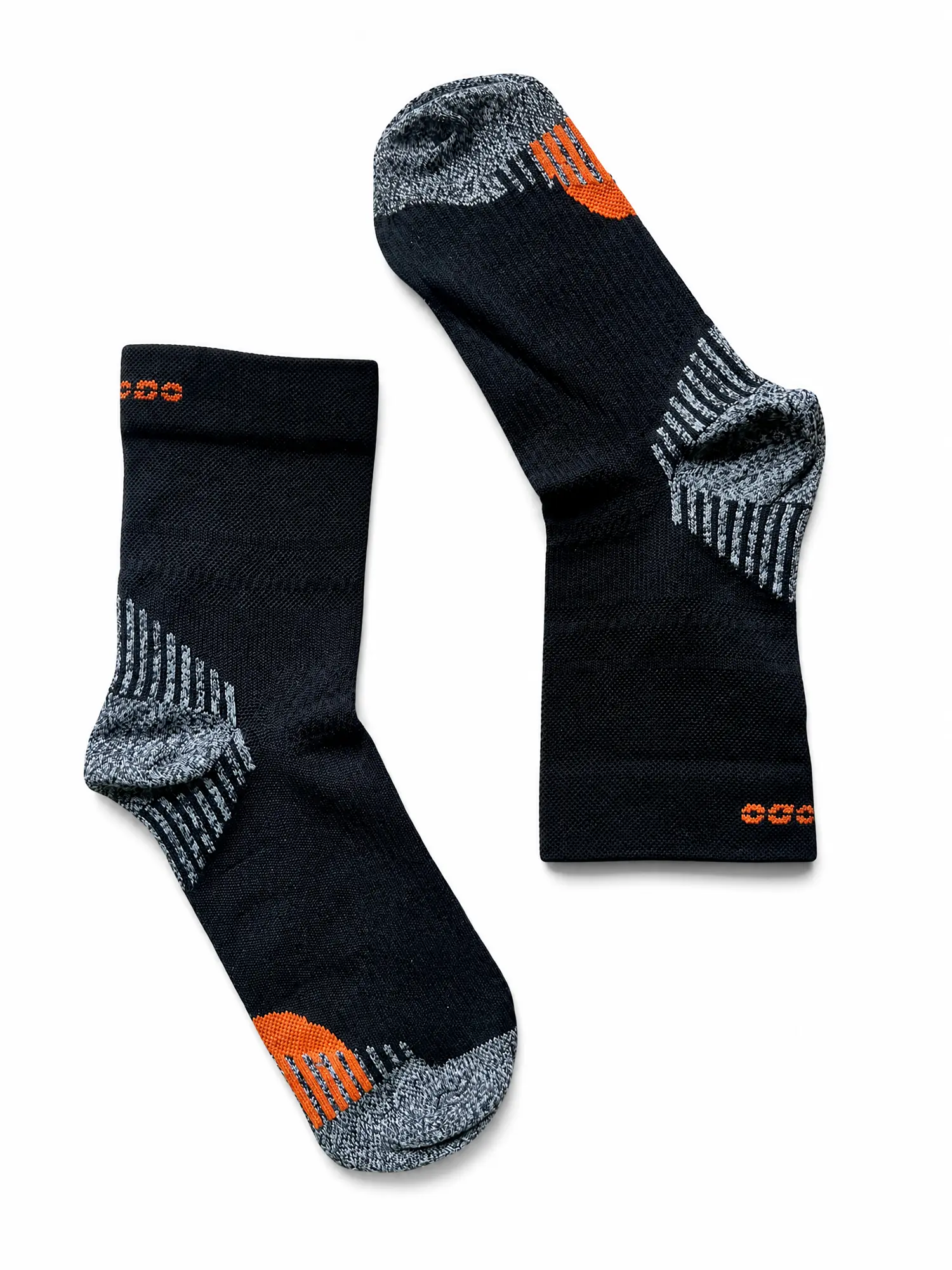 RUN COMPRESSION Kompressziós futózokni +ezüstion – Fekete 6 COMODO RUN COMPRESSION fekete kompressziós sportzokni felülnézetből, stabil tartással futáshoz