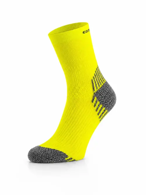 COMODO RUN COMPRESSION neonsárga kompressziós futózokni elölnézetből, packshot sportoláshoz és edzéshez