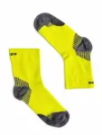 RUN COMPRESSION Kompressziós futózokni +ezüstion – Neonsárga 11 COMODO RUN COMPRESSION neonsárga kompressziós sportzokni felülnézetből futáshoz és aktív életmódhoz