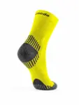 RUN COMPRESSION Kompressziós futózokni +ezüstion – Neonsárga 10 COMODO RUN COMPRESSION neonsárga ezüstionos sportzokni hátulnézetből, packshot ezüstionos szállal aktív mozgáshoz