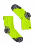 RUN COMPRESSION Kompressziós futózokni +ezüstion – Neonzöld 11 COMODO RUN COMPRESSION neonzöld kompressziós sportzokni felülnézetből, rugalmas illeszkedéssel