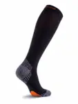 RUN COMPRESSION Kompressziós hosszú szárú futózokni +ezüstion – Fekete 12 COMODO RUN COMPRESSION fekete hosszú szárú futózokni ezüstionos szállal a friss érzetért
