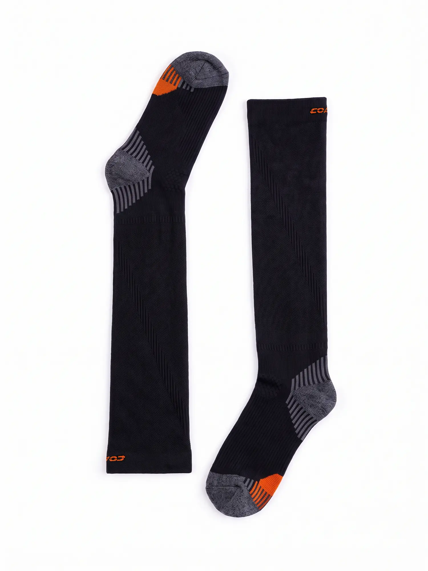 RUN COMPRESSION Kompressziós hosszú szárú futózokni +ezüstion – Fekete 7 COMODO RUN COMPRESSION fekete hosszú szárú sportzokni kompressziós kialakítással futáshoz