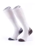 RUN COMPRESSION Kompressziós hosszú szárú futózokni +ezüstion – Fehér 14 COMODO RUN COMPRESSION fehér kompressziós futózokni hosszú szárral, futáshoz