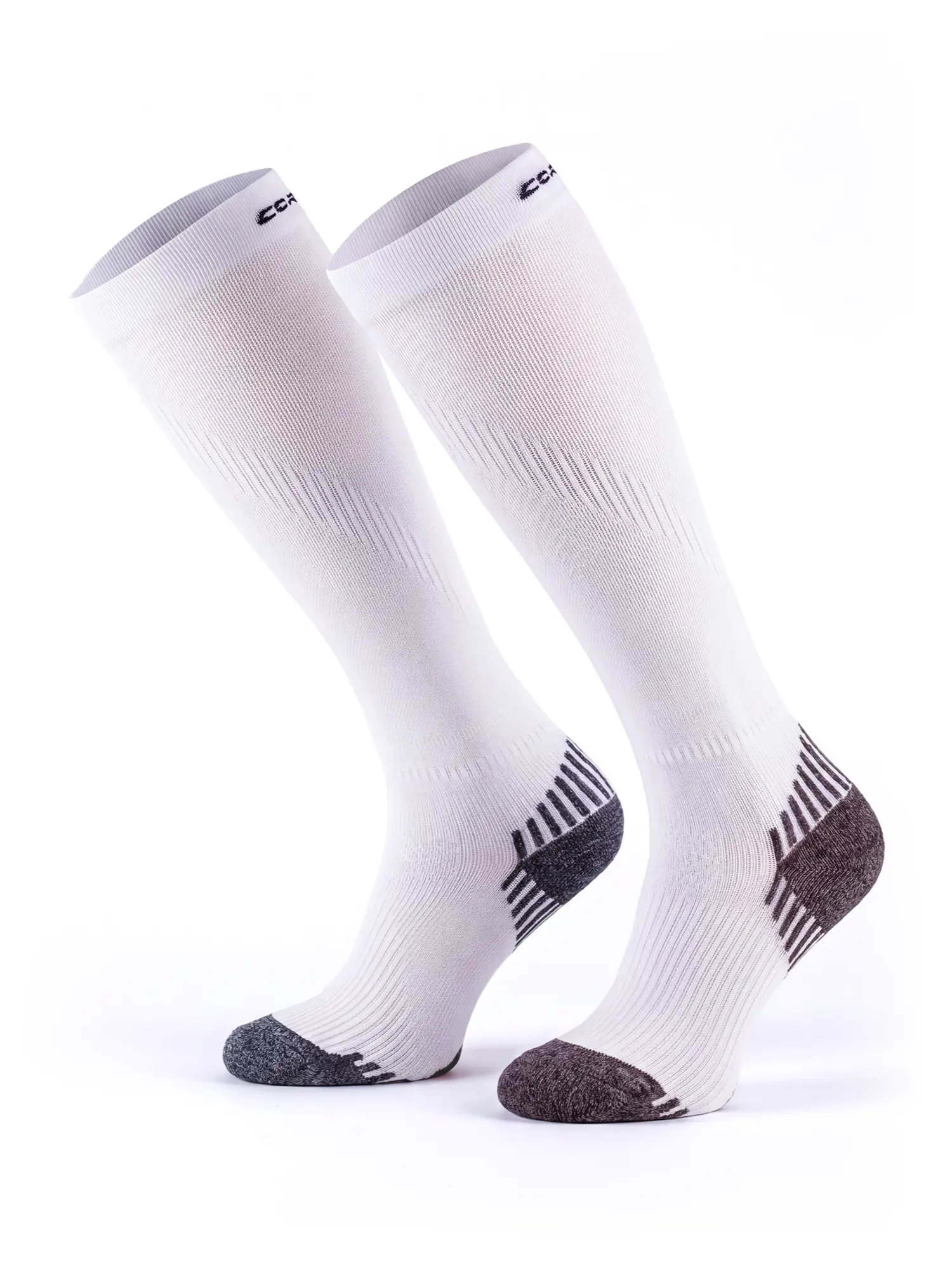 RUN COMPRESSION Kompressziós hosszú szárú futózokni +ezüstion – Fehér 8 COMODO RUN COMPRESSION fehér kompressziós futózokni hosszú szárral, futáshoz