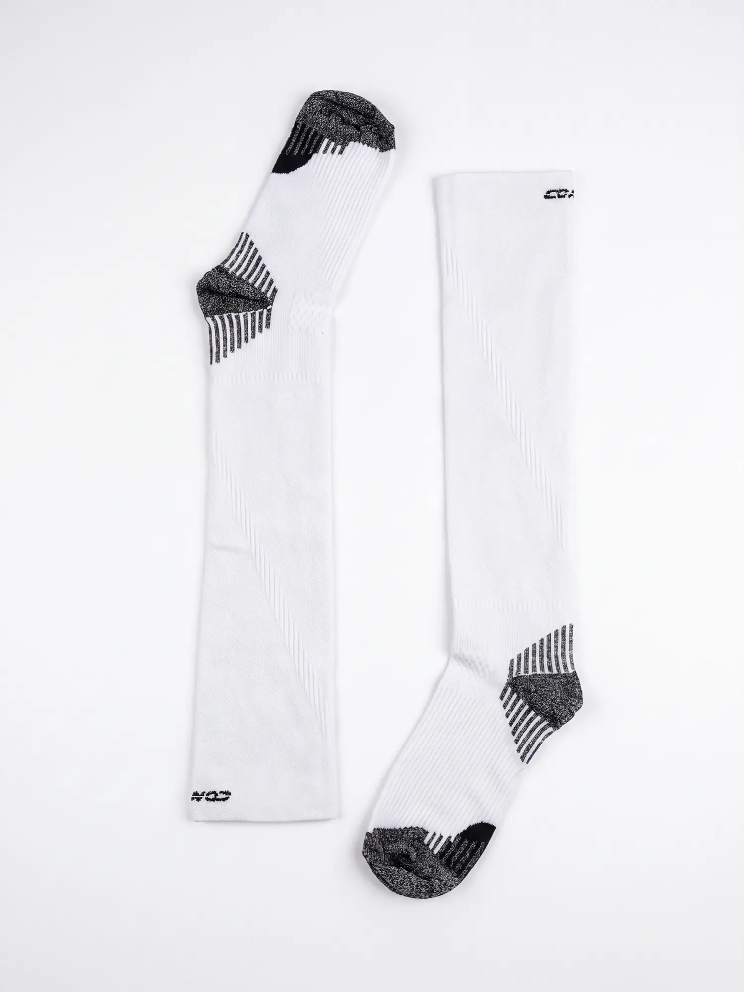 RUN COMPRESSION Kompressziós hosszú szárú futózokni +ezüstion – Fehér 7 COMODO RUN COMPRESSION fehér hosszú szárú kompressziós sportzokni aktív mozgáshoz
