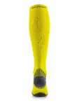RUN COMPRESSION Kompressziós hosszú szárú futózokni +ezüstion – Sárga 11 COMODO RUN COMPRESSION sárga ezüstionos sportzokni friss érzetet biztosító kialakítással