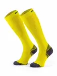 RUN COMPRESSION Kompressziós hosszú szárú futózokni +ezüstion – Sárga 14 COMODO RUN COMPRESSION sárga hosszú szárú kompressziós futózokni sportoláshoz