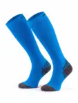 RUN COMPRESSION Kompressziós hosszú szárú futózokni +ezüstion – Kék 14 COMODO RUN COMPRESSION kék hosszú szárú kompressziós futózokni futáshoz és sportoláshoz