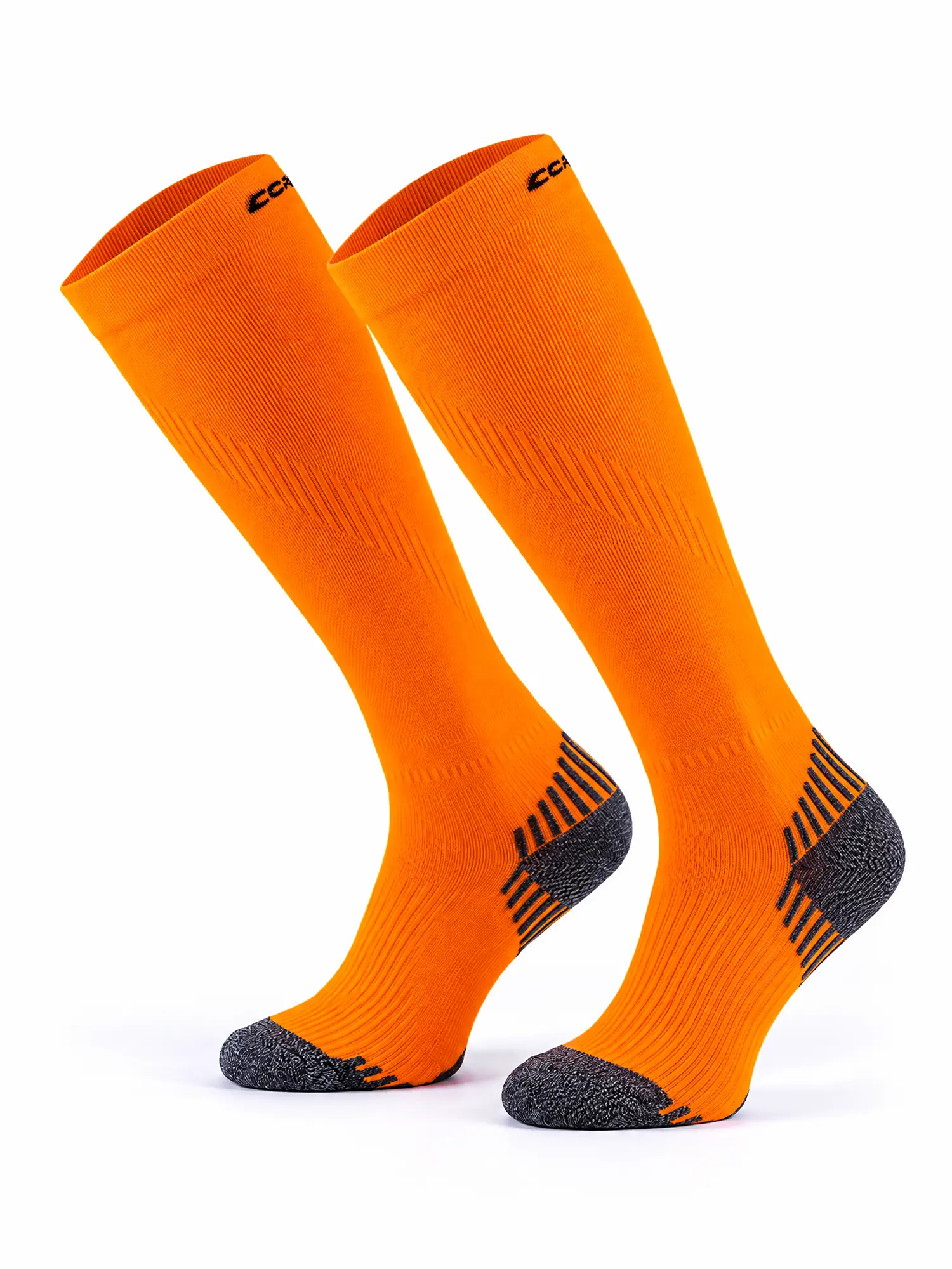 RUN COMPRESSION Kompressziós hosszú szárú futózokni +ezüstion – Narancs 8 COMODO RUN COMPRESSION narancs sportzokni egyenletes kompresszióval és rugalmas illeszkedéssel